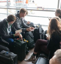 Noch etwas warten ... Auf dem Flugplatz